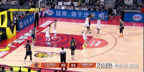 包含赛地聚焦：CBA季后赛加时末段热度飙升；广东宏远止住颓势；信心回归；团队化学反应显著的词条